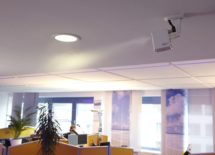 In-room spray humidifier In-room spray humidifier